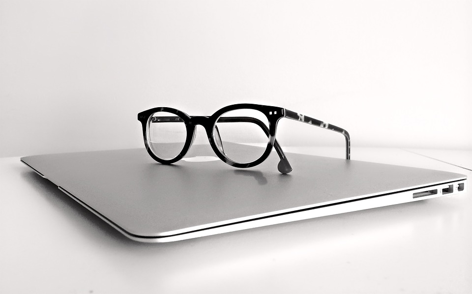 lunettes sur un ordinateur